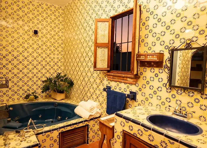 Beautiful And Spacious Colonial Home, Villa *