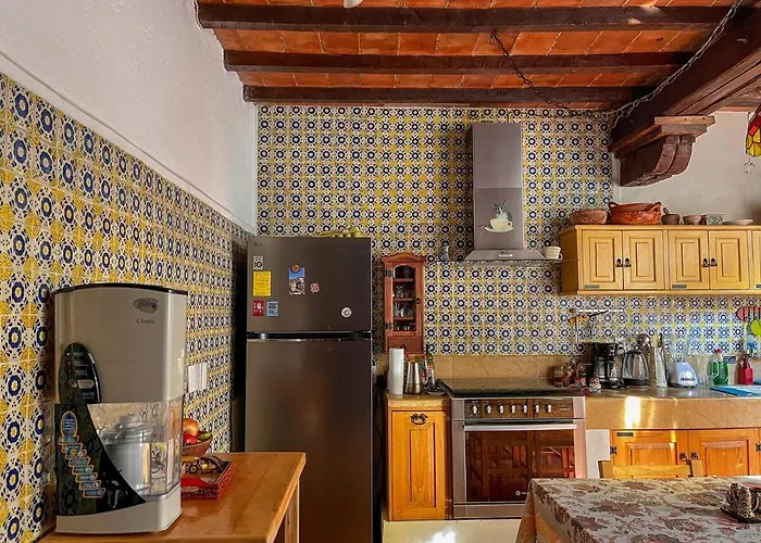Beautiful And Spacious Colonial Home, Villa