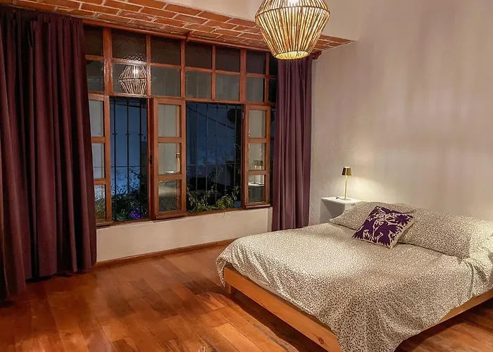 Beautiful And Spacious Colonial Home, Villa *