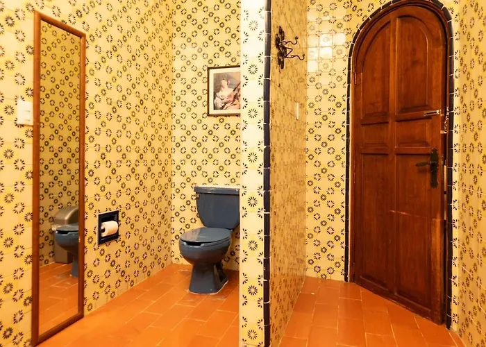 Beautiful And Spacious Colonial Home, Villa