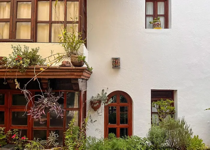 Beautiful And Spacious Colonial Home, Villa