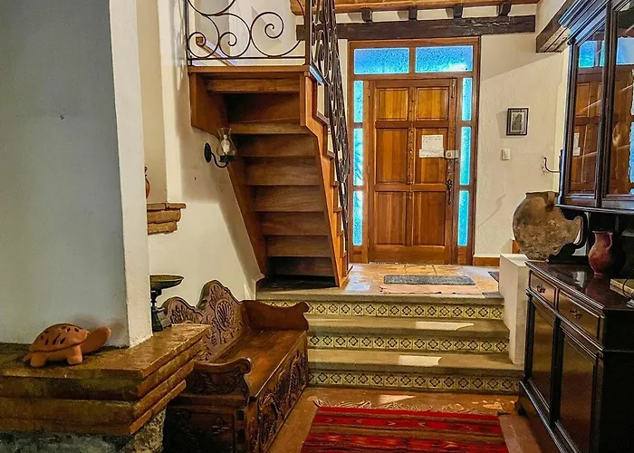 Villa Beautiful And Spacious Colonial Home,