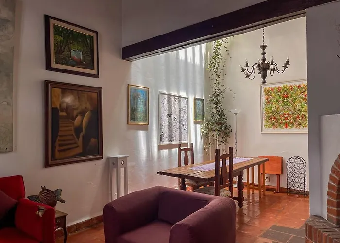 Beautiful And Spacious Colonial Home, Villa